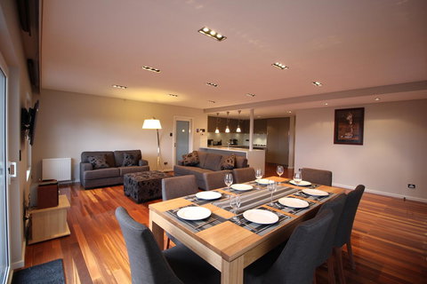 Sunny 3 Bedroom Apartment In Sandy Bay - Accommodation Asia 0
