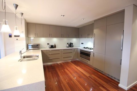 Sunny 3 Bedroom Apartment In Sandy Bay - Accommodation Asia 10