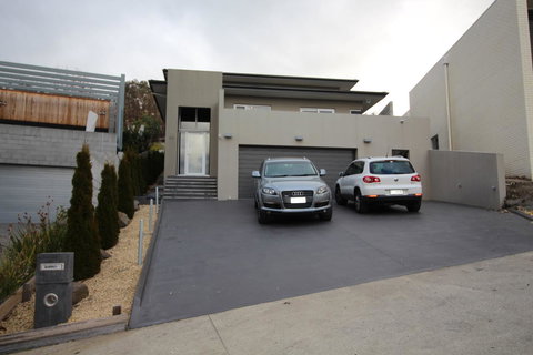 Sunny 3 Bedroom Apartment In Sandy Bay - Accommodation Asia 9