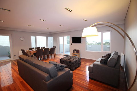 Sunny 3 Bedroom Apartment In Sandy Bay - Accommodation Asia 6