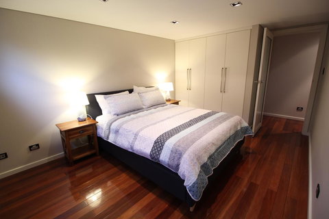 Sunny 3 Bedroom Apartment In Sandy Bay - Accommodation Asia 2