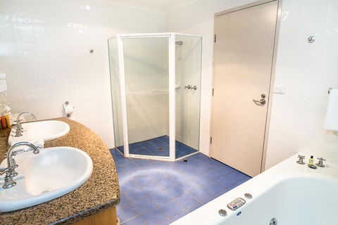 Edgewater Hotel - Accommodation Asia 8