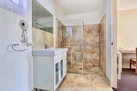 Wintersun Gardens Motel - Accommodation Guide 9