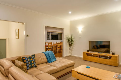 City Lights - Accommodation Guide 6