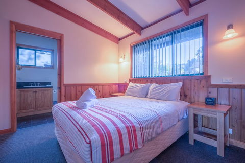 Freycinet Timber Cottage 1 - Accommodation Guide 4