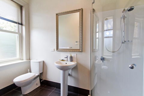 Deloraine Hotel - Accommodation Asia 25