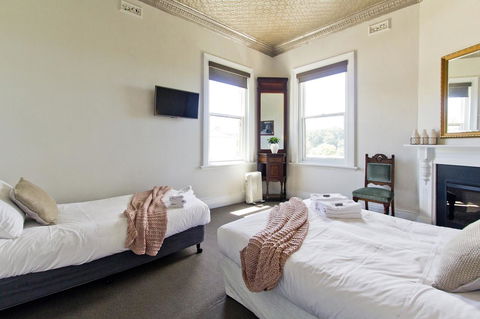 Deloraine Hotel - Accommodation Asia 21