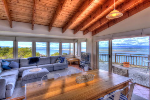 The Strand ~ On The Edge Of The Beach - Accommodation Guide 0