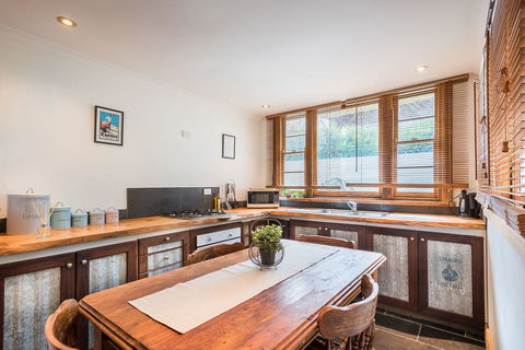 Avalon House - Accommodation Guide 40