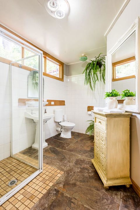 Avalon House - Accommodation Guide 21