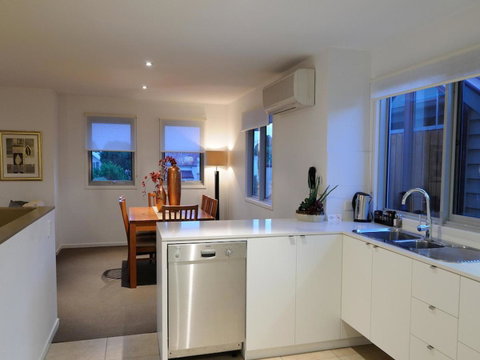 The Victoria Apartments - Accommodation Guide 38