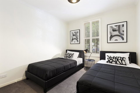 Melbourne Luxury Paradise - Accommodation Guide 8