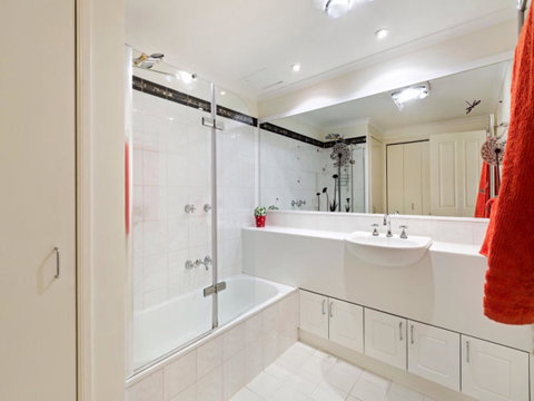 Melbourne Luxury Paradise - Accommodation Guide 9