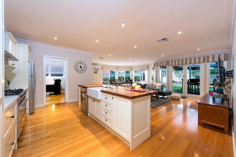 Lovely 5BR Full House In Glen Waverley, Walk To Train, Bus & Shops - Accommodation Guide 3