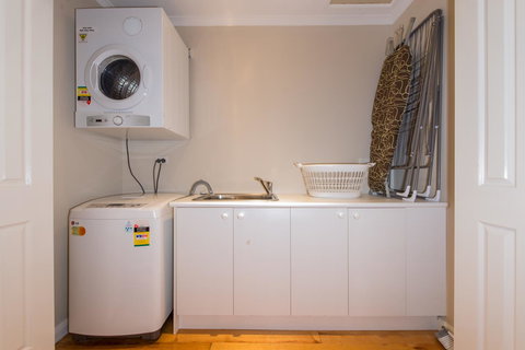 Lovely 5BR Full House In Glen Waverley, Walk To Train, Bus & Shops - Accommodation Guide 12