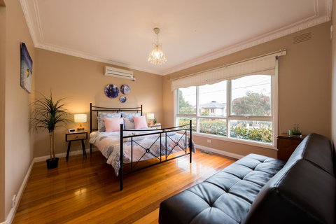 Lovely 5BR Full House In Glen Waverley, Walk To Train, Bus & Shops - Accommodation Guide 5