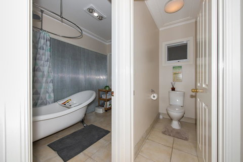 Lovely 5BR Full House In Glen Waverley, Walk To Train, Bus & Shops - Accommodation Guide 11