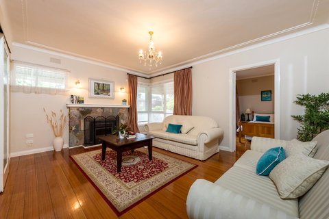 Lovely 5BR Full House In Glen Waverley, Walk To Train, Bus & Shops - Accommodation Guide 14