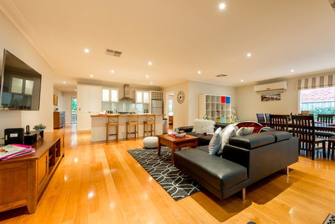 Lovely 5BR Full House In Glen Waverley, Walk To Train, Bus & Shops - Accommodation Guide 1