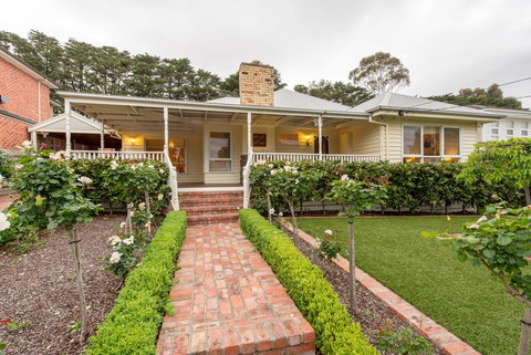 Lovely 5BR Full House In Glen Waverley, Walk To Train, Bus & Shops - Accommodation Guide 16