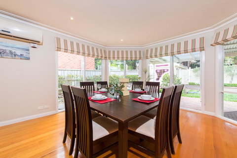 Lovely 5BR Full House In Glen Waverley, Walk To Train, Bus & Shops - Accommodation Guide 4