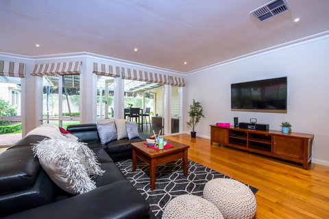 Lovely 5BR Full House In Glen Waverley, Walk To Train, Bus & Shops - Accommodation Guide 15