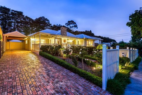 Lovely 5BR Full House In Glen Waverley, Walk To Train, Bus & Shops - Accommodation Guide 0