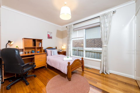 Lovely 5BR Full House In Glen Waverley, Walk To Train, Bus & Shops - Accommodation Guide 7