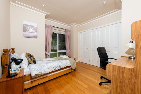 Lovely 5BR Full House In Glen Waverley, Walk To Train, Bus & Shops - Accommodation Guide 9