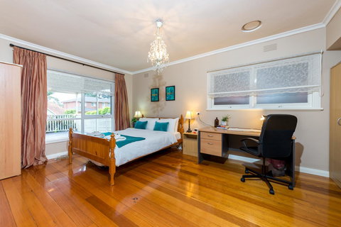 Lovely 5BR Full House In Glen Waverley, Walk To Train, Bus & Shops - Accommodation Guide 10