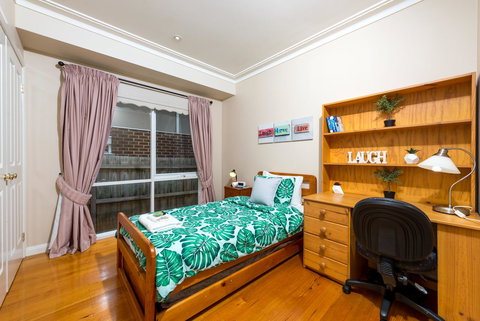 Lovely 5BR Full House In Glen Waverley, Walk To Train, Bus & Shops - Accommodation Guide 8