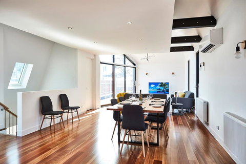 Richmond Â· 3 Level Architecturally Designed Richmond House - Accommodation China 3