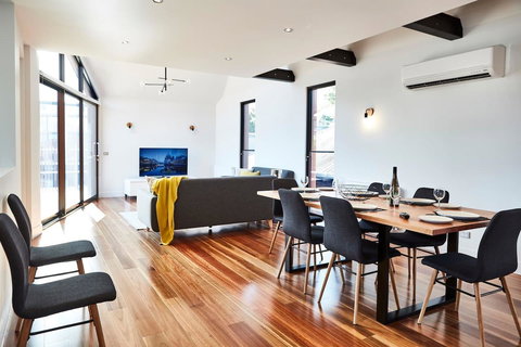 Richmond Â· 3 Level Architecturally Designed Richmond House - Accommodation China 2