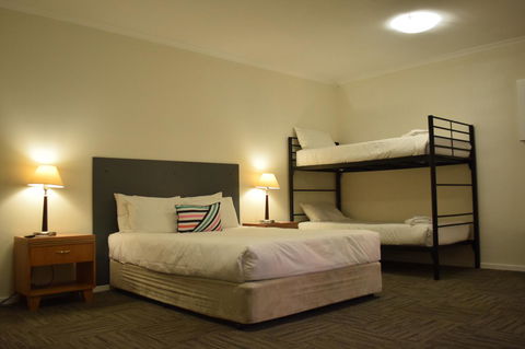 CROWN CENTRAL BUSINESS DISTRICT MOTEL - NO UNDER 18s - Accommodation Asia 40
