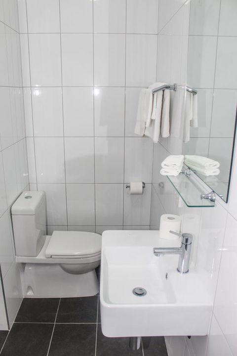 CROWN CENTRAL BUSINESS DISTRICT MOTEL - NO UNDER 18s - Accommodation Asia 17