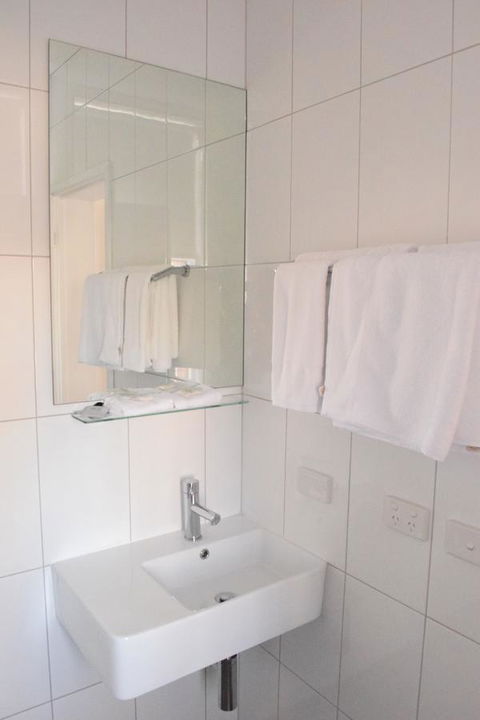 CROWN CENTRAL BUSINESS DISTRICT MOTEL - NO UNDER 18s - Accommodation Asia 29