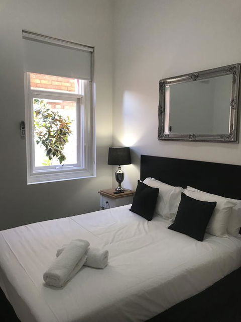 CROWN CENTRAL BUSINESS DISTRICT MOTEL - NO UNDER 18s - Accommodation Asia 18