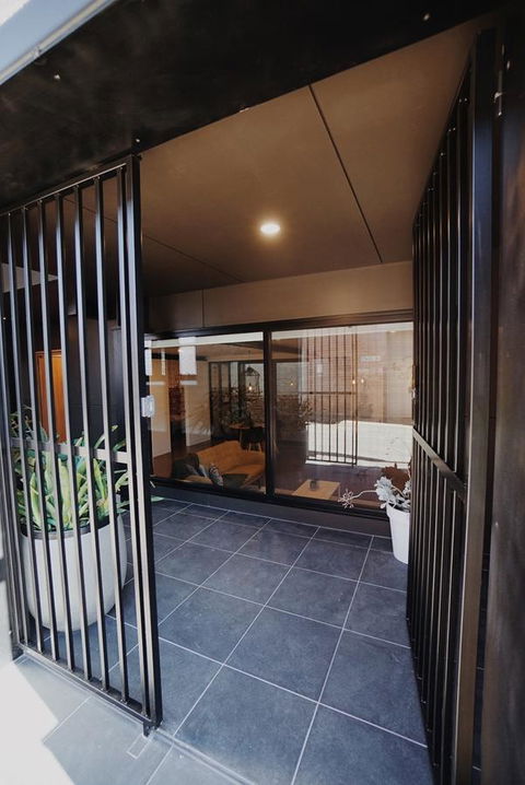 THE WAREHOUSE APARTMENTS - Accommodation Guide 4