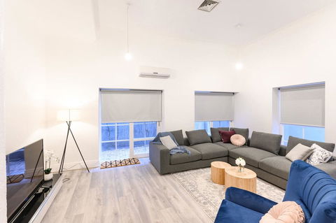 Unique 3 Bedroom Central CBD Townhouse - Accommodation Asia 3