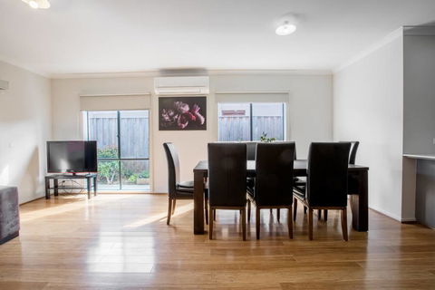 Holiday Rose - Accommodation Asia 7