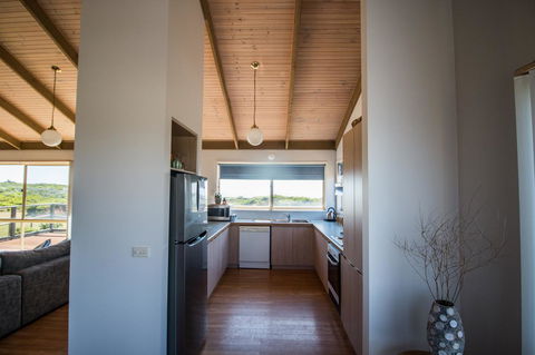 Sunsets On Martyrs Luxury Coastal Beach House Peterborough - Accommodation Guide 4