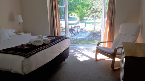 On The Banks - Accommodation Guide 3