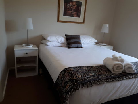 On The Banks - Accommodation Guide 6