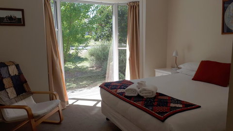 On The Banks - Accommodation Guide 4