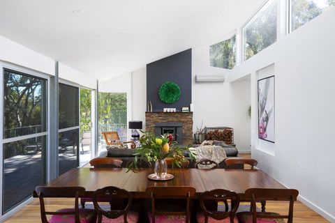 The Bird House - Accommodation Guide 2