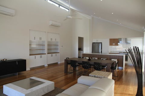 The Carnarvon Luxury Canal Home - Accommodation Asia 3