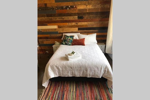 The Cottage - 58 Acre Farm Stay At Hanging Rock - Accommodation Asia 1