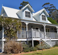 The Doll's House - Charming 2 bedroom cottage just a short walk from the village - Accommodation Asia