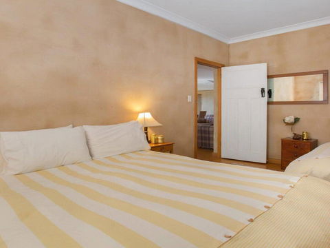 The Farmhouse - Grape Vines And Rolling Green Hills - Accommodation Asia 1