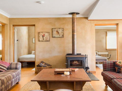 The Farmhouse - Grape Vines And Rolling Green Hills - Accommodation Asia 2